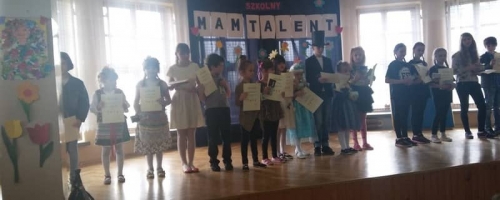 Przedszkolaki występują w konkursie szkolnym Mam Talent
