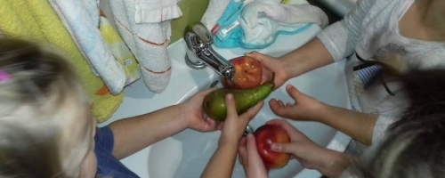 W dniu 05.10.2017 Przedszkolaki wspólnie przygotowały sałatkę owocową. 